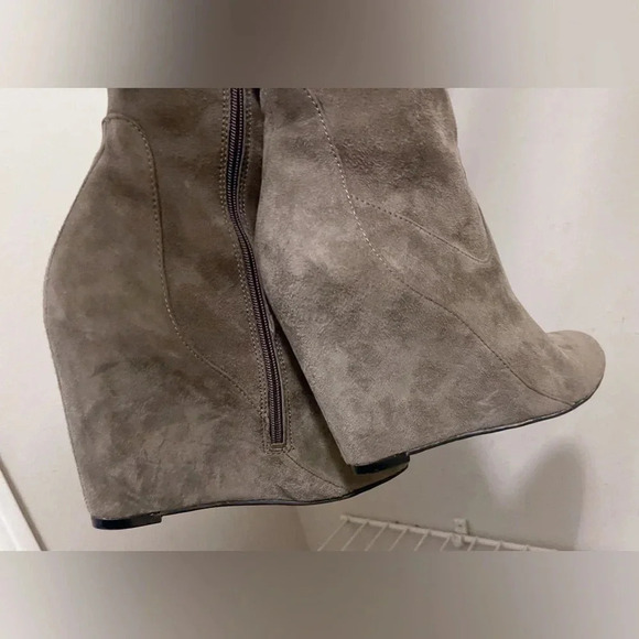 Via Spiga gray suede boots size 6 almond toe wedge - Picture 11 of 11